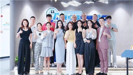 慶典啟航，共繪傳媒新篇章 —— 攜手并進(jìn)，我們的八載輝煌慶典！